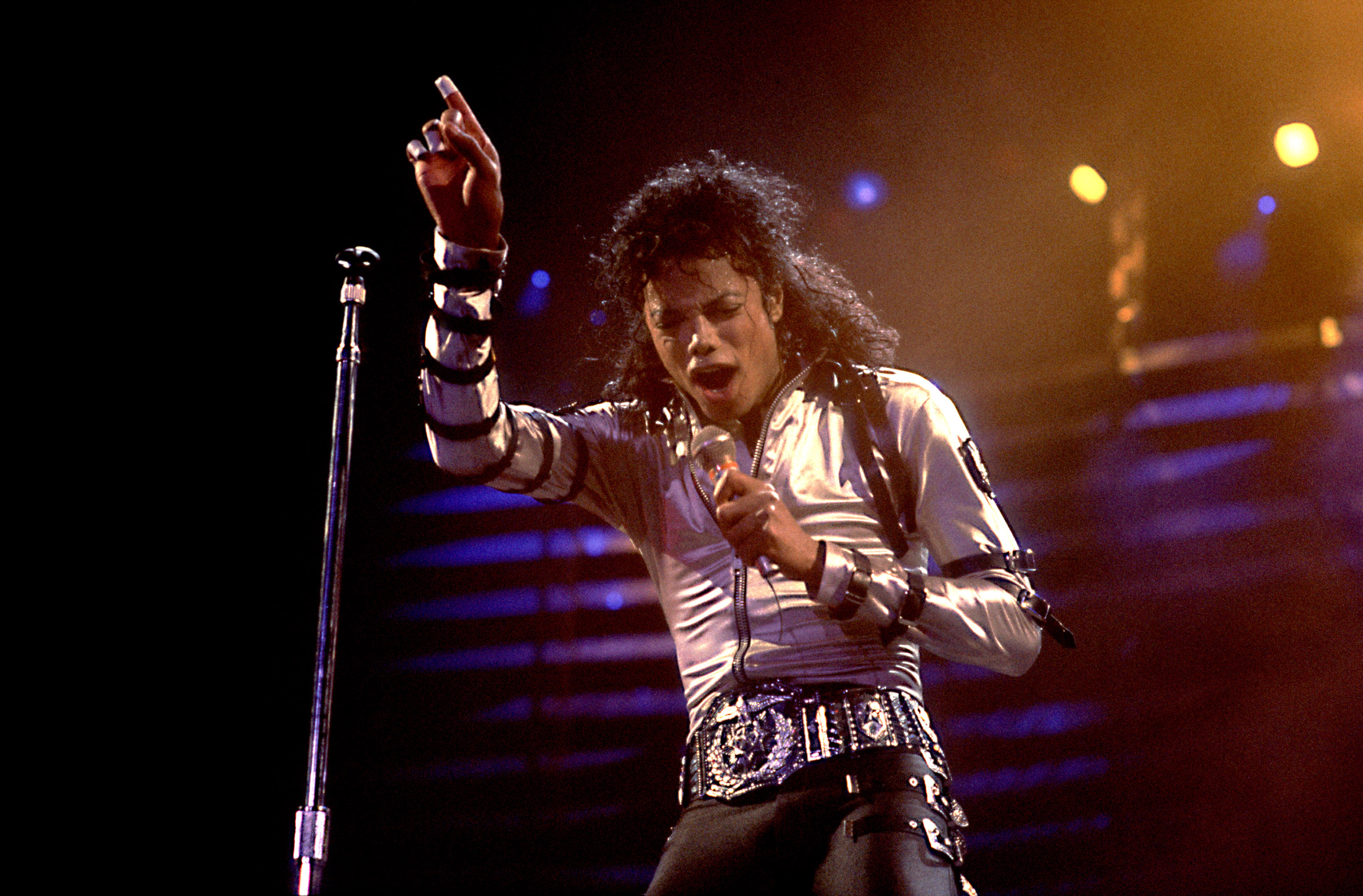 Michael Jackson performs onstage at the Rosemont Horizon during his 'BAD' tour in Illinois on April 19, 1988. | Source: Getty Images