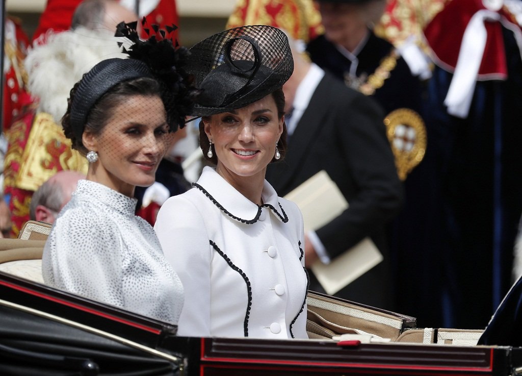 Letizia, reina de Holanda (Izq.) junto a la duquesa de Cambridge, Kate Middleton en la Orden de la Jarretera | Foto: Getty Images Letizia, reina de Holanda (Izq.) junto a la duquesa de Cambridge, Kate Middleton en la Orden de la Jarretera | Foto: Getty Images