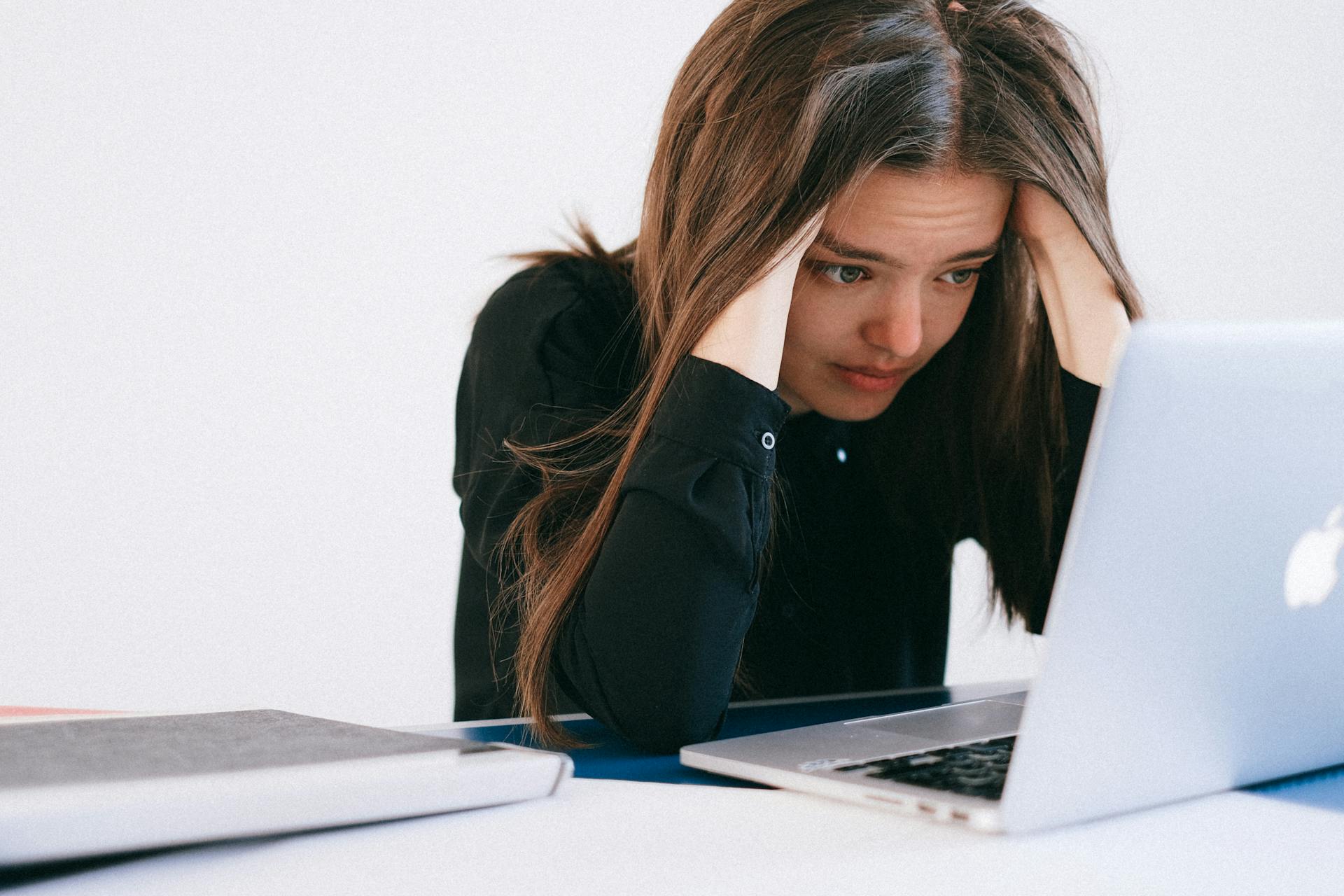 A sad woman looking at her laptop | Source: Pexels