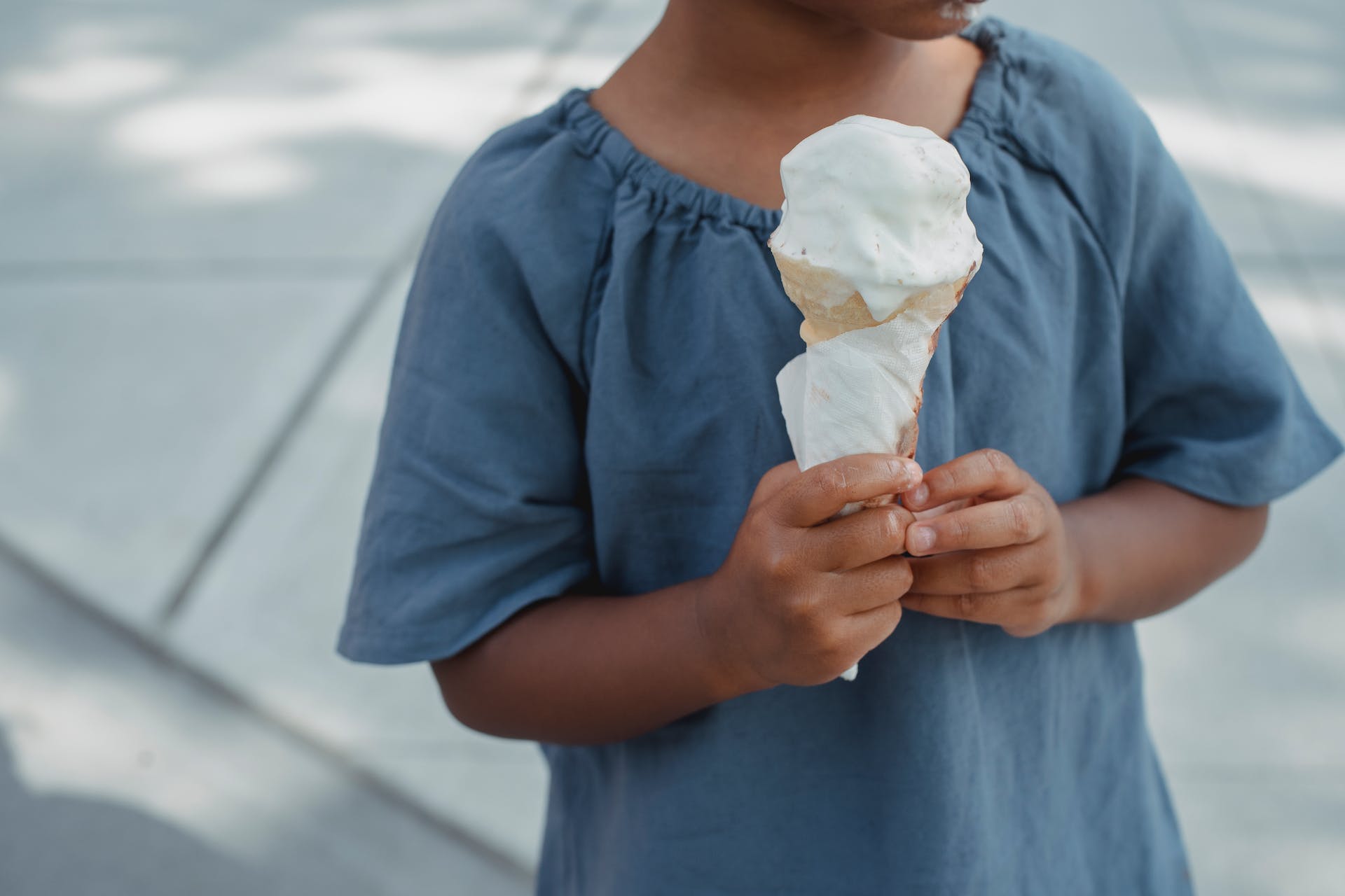 A child holding an ice cream | Source: Pexels