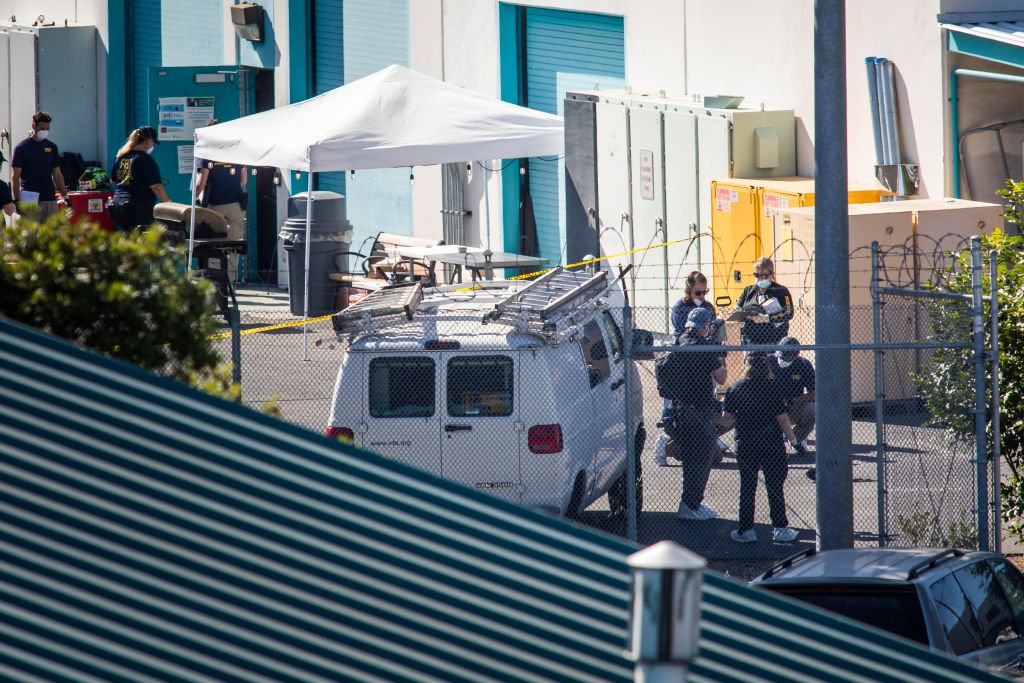 Investigators gather evidence at Building B where a mass shooting occurred at the Valley Transportation Authority (VTA) light-rail yard on May 26, 2021 | Photo: Getty Images