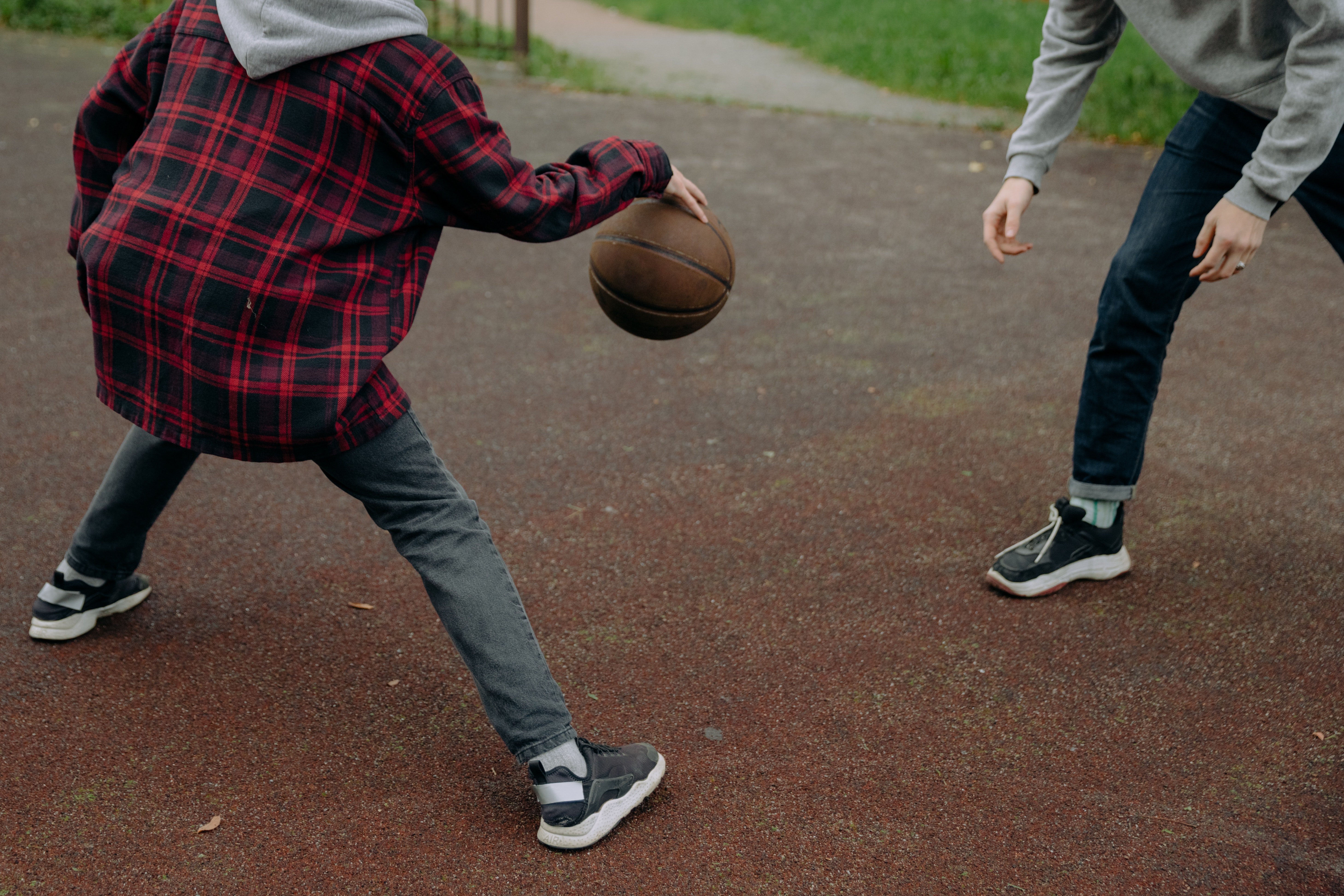 Dos niños juegan con una pelota. | Foto: Pexels