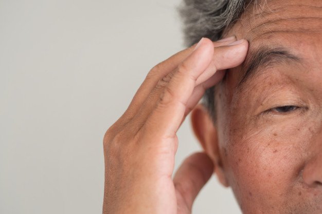 Anciano tocándose la cabeza. | Imagen: Freepik