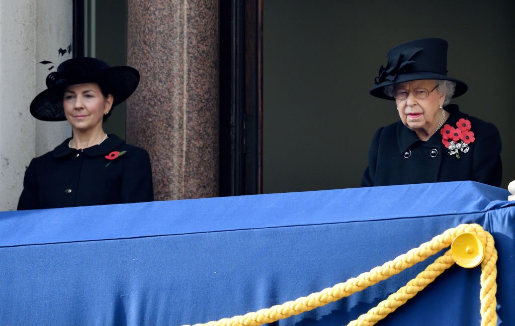 Susan Rhodes y la reina Elizabeth II el 8 de noviembre de 2020. | Foto: Getty Images.