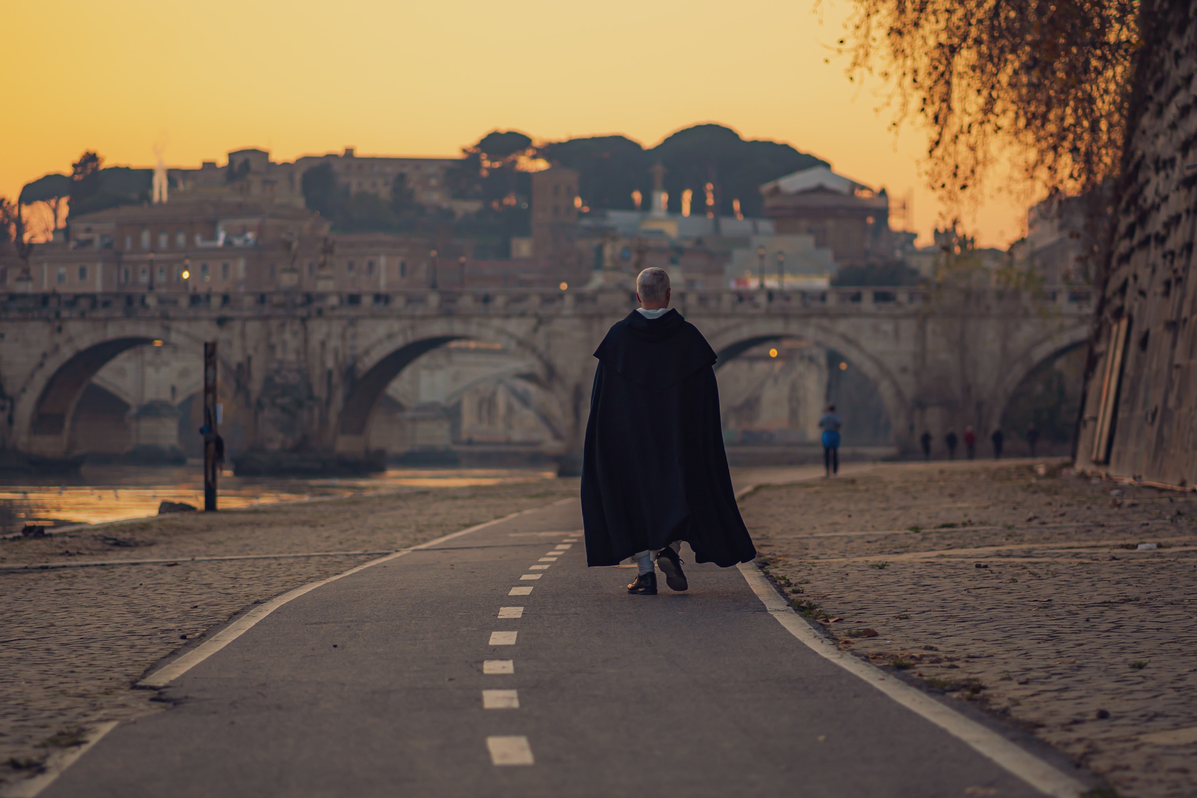 The stranger near Alice turned out to be a priest | Photo: Unsplash