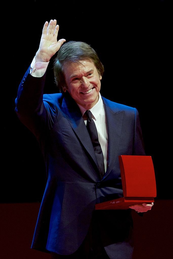 Raphael recibe el premio "Medalla Internacional de las Artes 2013" del presidente regional de Madrid, Ignacio González, el 2 de diciembre de 2014 en Madrid, España. | Foto: Getty Images Raphael recibe el premio "Medalla Internacional de las Artes 2013" del presidente regional de Madrid, Ignacio González, el 2 de diciembre de 2014 en Madrid, España. | Foto: Getty Images