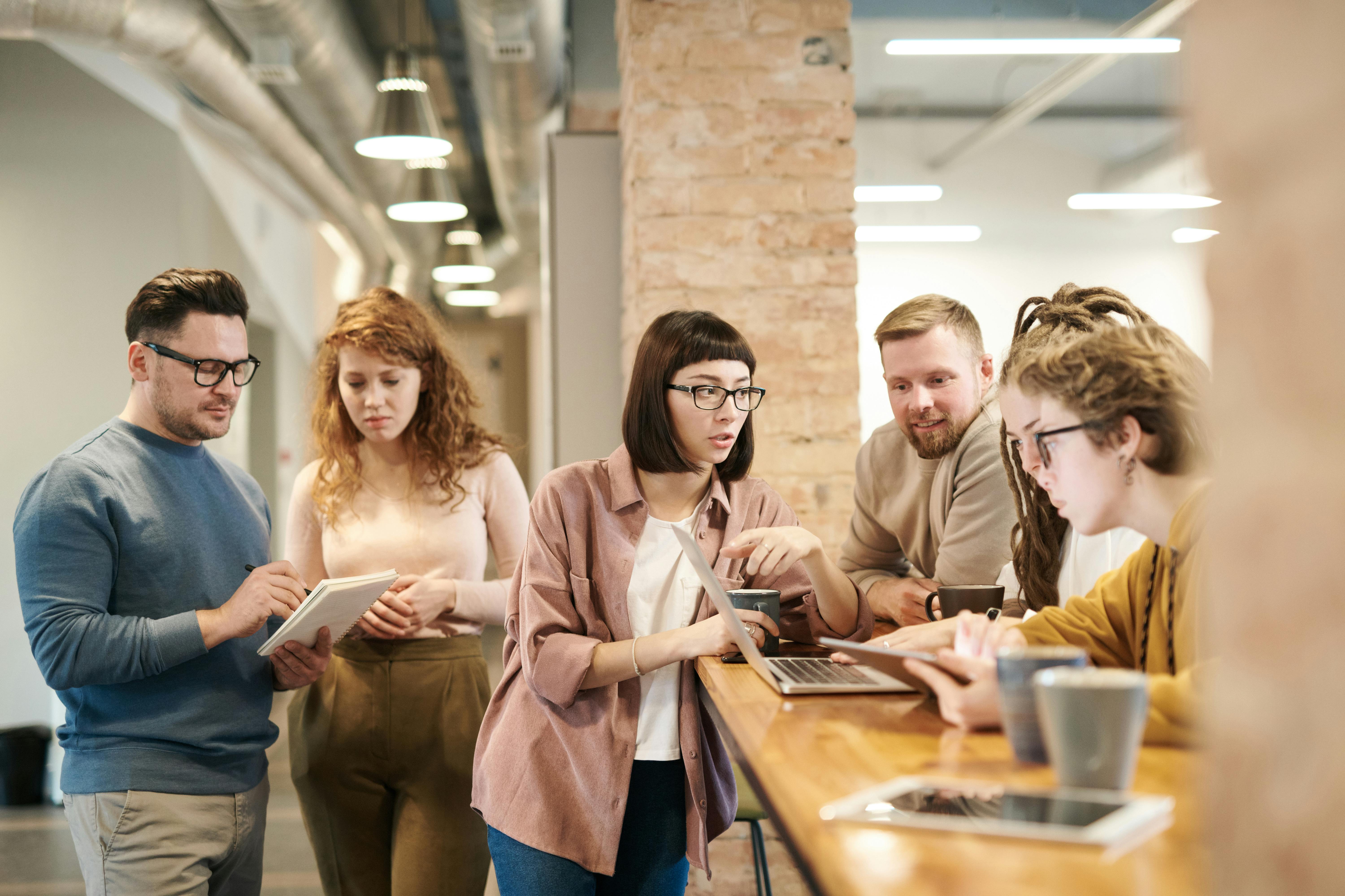 A group of coworkers talking | Source: Pexels