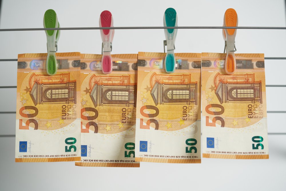 Geldwäsche auf der Wäscheleine einzeln auf weißem Hintergrund. I Quelle: Shutterstock