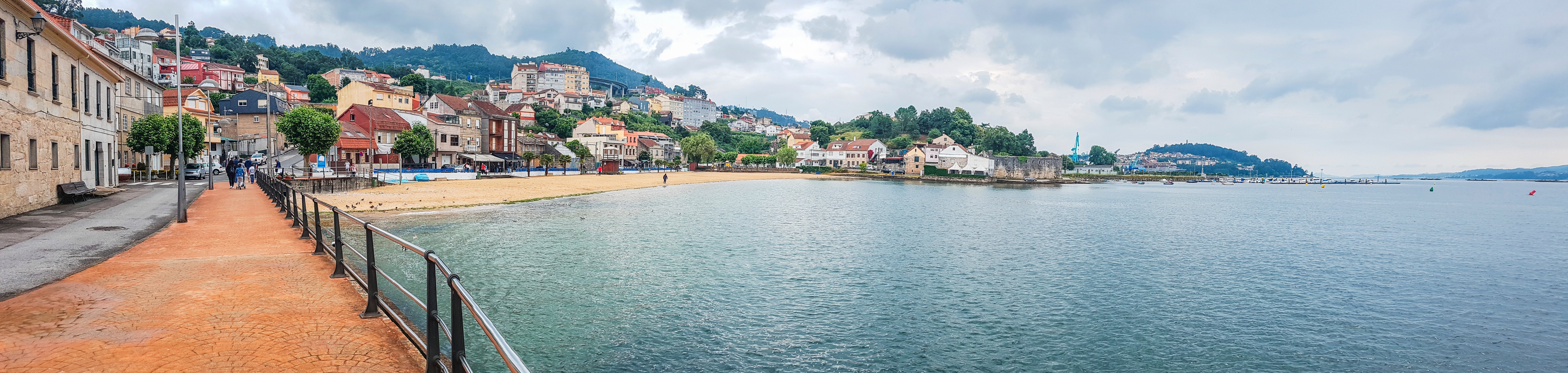 Vista panopramica del paseo marítimo del pueblo de Chapela en la ciudad de Redondela, estuario de Vigo. Fuente: Shutterstock Vista panopramica del paseo marítimo del pueblo de Chapela en la ciudad de Redondela, estuario de Vigo. Fuente: Shutterstock