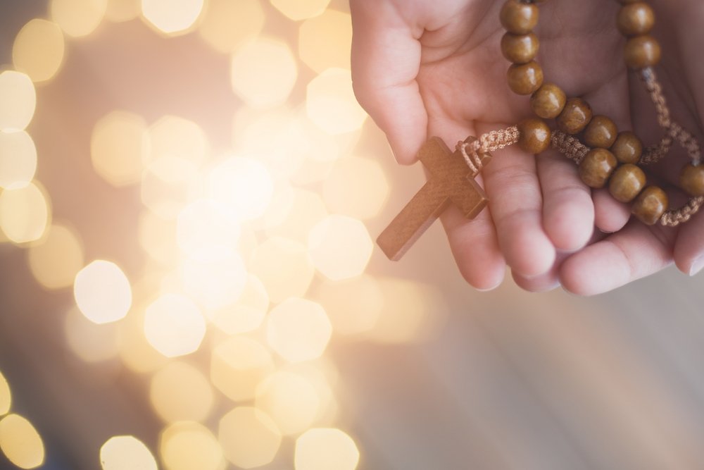 Persona con un rosario en sus manos.| Fuente: Shutterstock Persona con un rosario en sus manos.| Fuente: Shutterstock