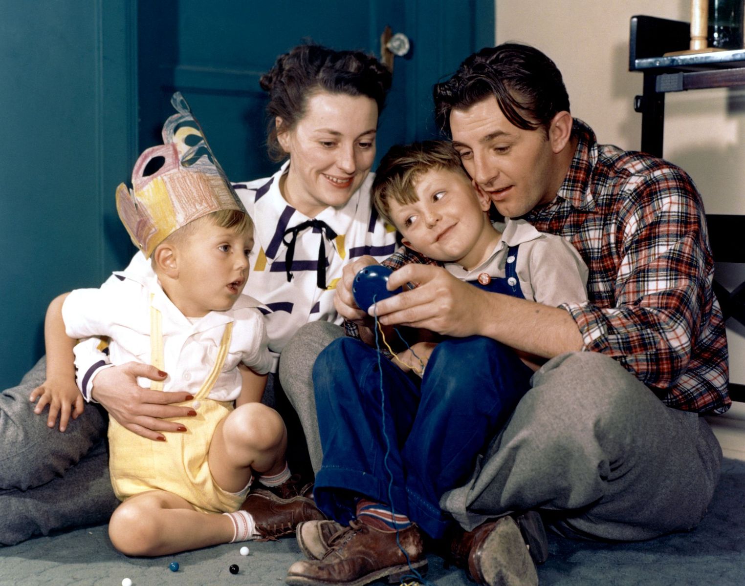 Robert Mitchum, his wife Dorothy Spence, and their two sons, Christopher and James Mitchum. Image uploaded on January 01, 1945 | Photo: Sunset Boulevard/Corbis/Getty Images