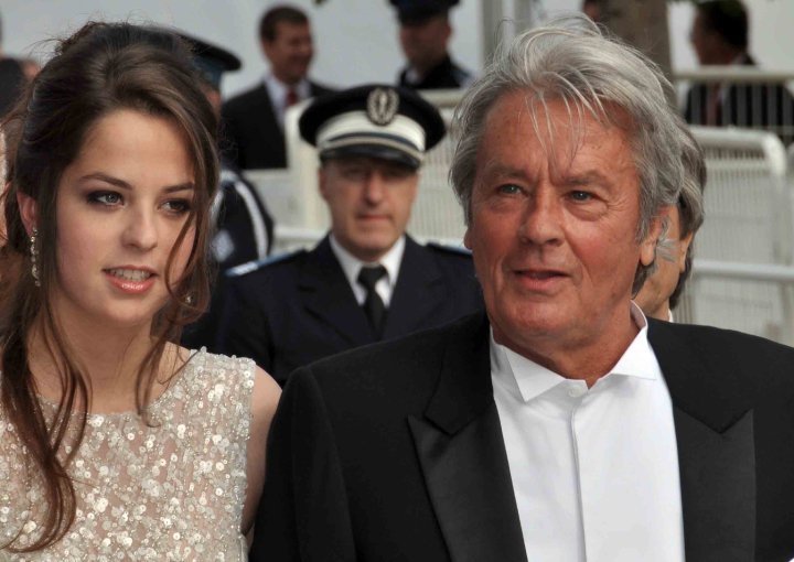Alain Delon asiste al Festival de Cine de Cannes con su hija Anouchka. | Foto: Wikimedia Commons Alain Delon asiste al Festival de Cine de Cannes con su hija Anouchka. | Foto: Wikimedia Commons