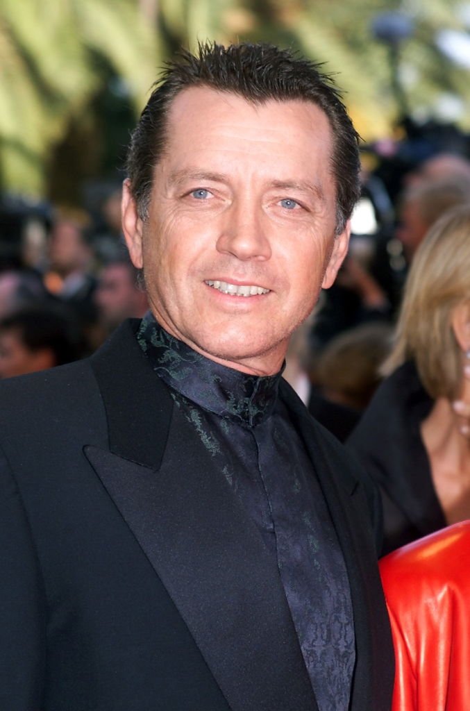 L'acteur français Bernard Giraudeau pose à son arrivée au Palais des Festivals pour la projection du film du réalisateur danois Lars Von Trier "Dancer in the Dark", avec Bjork, Catherine Deneuve et Jean-Marc Barr, le 17 mai 2000. | Photo : Getty Images