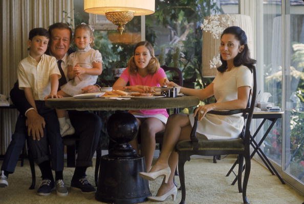 John Wayne y Pilar Palette posan con sus tres hijos, John Ethan, Marisa y Aissa en 1969. | Foto: Getty Images