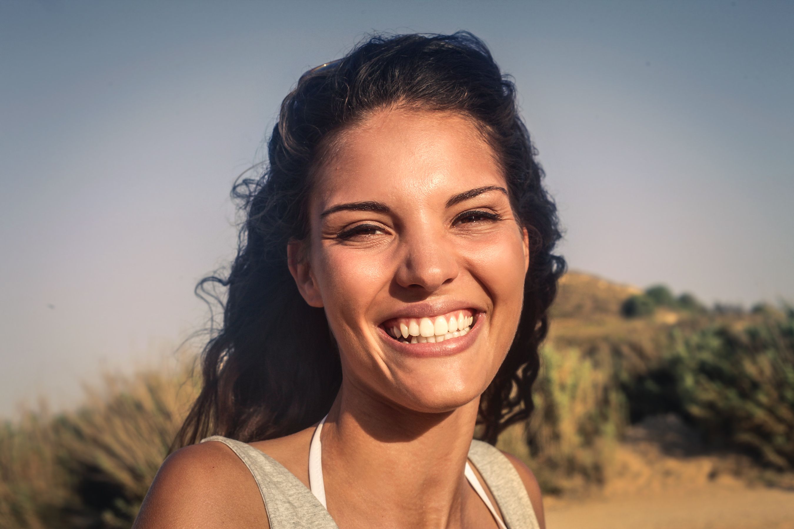 Une femme avec un grand sourire. l Source : Shutterstock