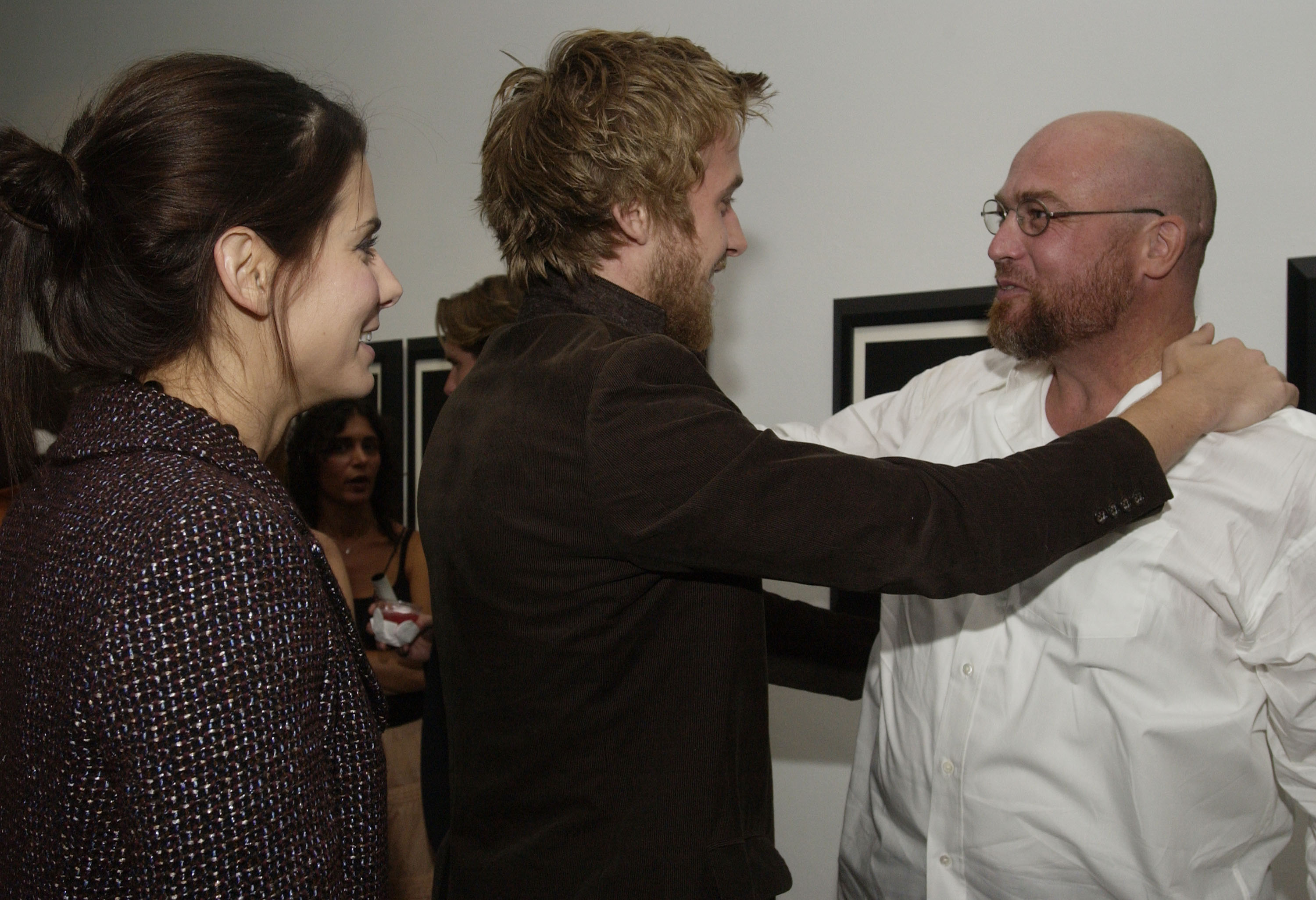 Sandra Bullock, Ryan Gosling, and Dan Winters at the artist's reception for Winters' gallery showing entitled "La Ciudad," on September 14, 2002, in Los Angeles | Source: Getty Images