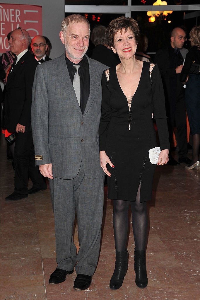  Catherine Laborde et son mari arrivent pour le dîner de gala du Sidaction qui se tient au Pavillon d'Armenonville le 27 janvier 2011 à Paris, France. | Photo : Getty Images