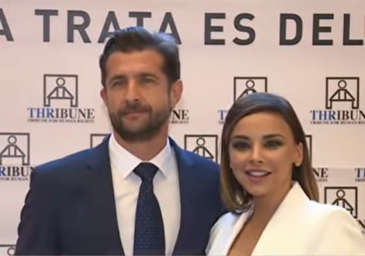 Chenoa asiste a evento junto a su novio, el reconocido urólogo Miguel Sánchez Encinas. | Foto: YouTube/¡Hola! TV Chenoa asiste a evento junto a su novio, el reconocido urólogo Miguel Sánchez Encinas. | Foto: YouTube/¡Hola! TV