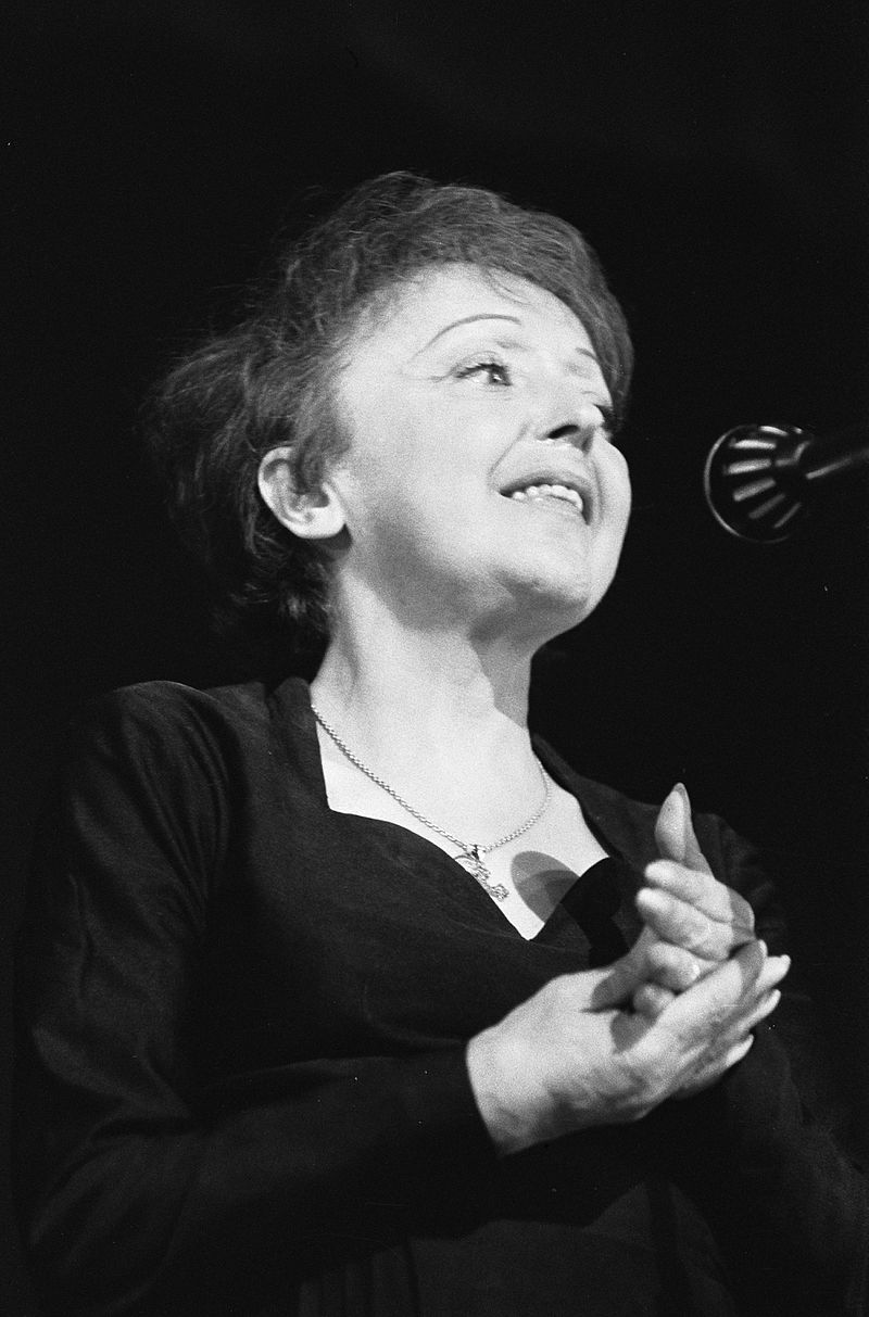 Edith Piaf singing in Rotterdam in 1962 | Source: Wikimedia