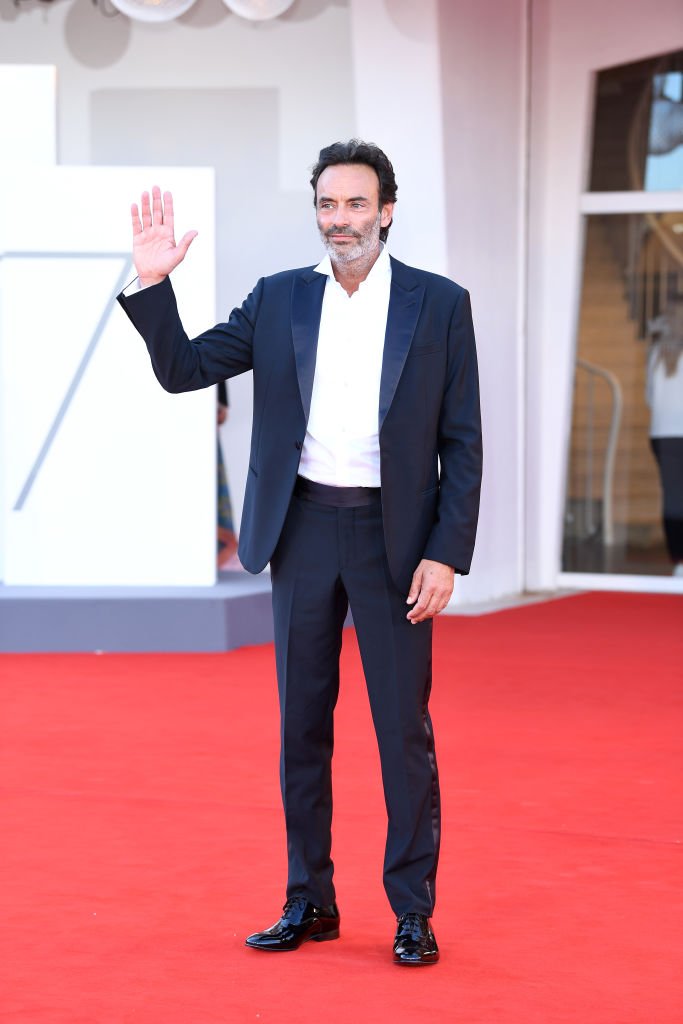 Anthony Delon parcourt le tapis rouge avant la cérémonie d'ouverture et le tapis rouge "Lacci" lors du 77ème Festival du Film de Venise le 02 septembre 2020 à Venise, Italie. | Photo : Getty Images