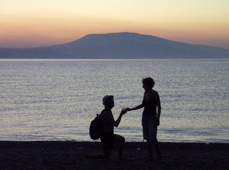 Man proposes to a woman on a beach. | Photo: Flickr