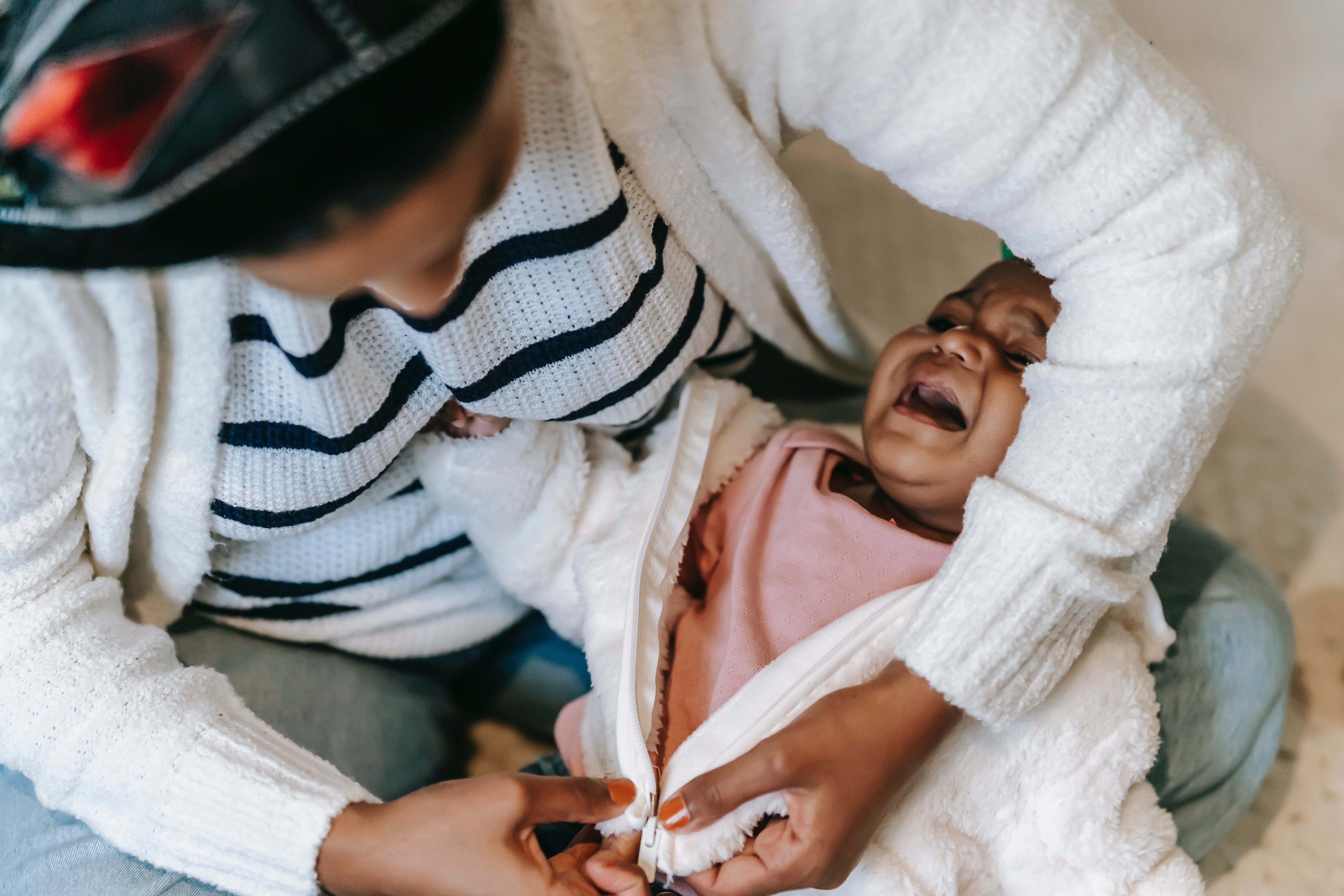 A woman and a sick child | Photo: Pexels