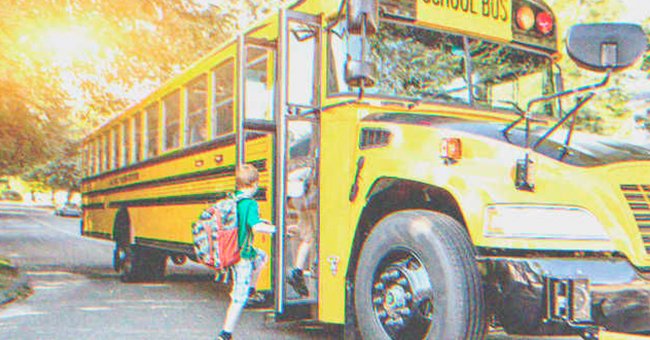 Kinder beim Einsteigen in einen Schulbus | Quelle: Shutterstock