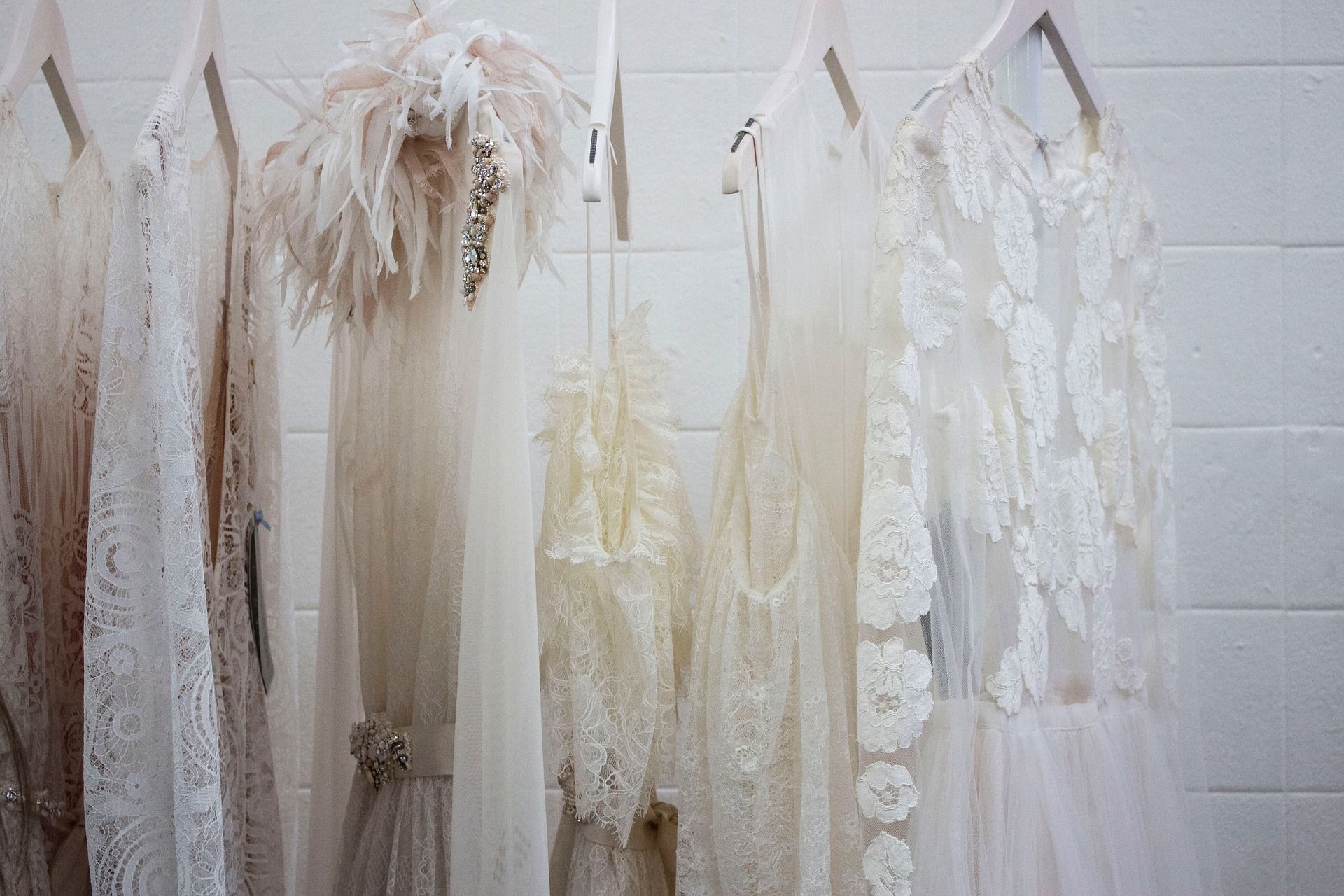 Des robes de mariées. l Source : Shutterstock