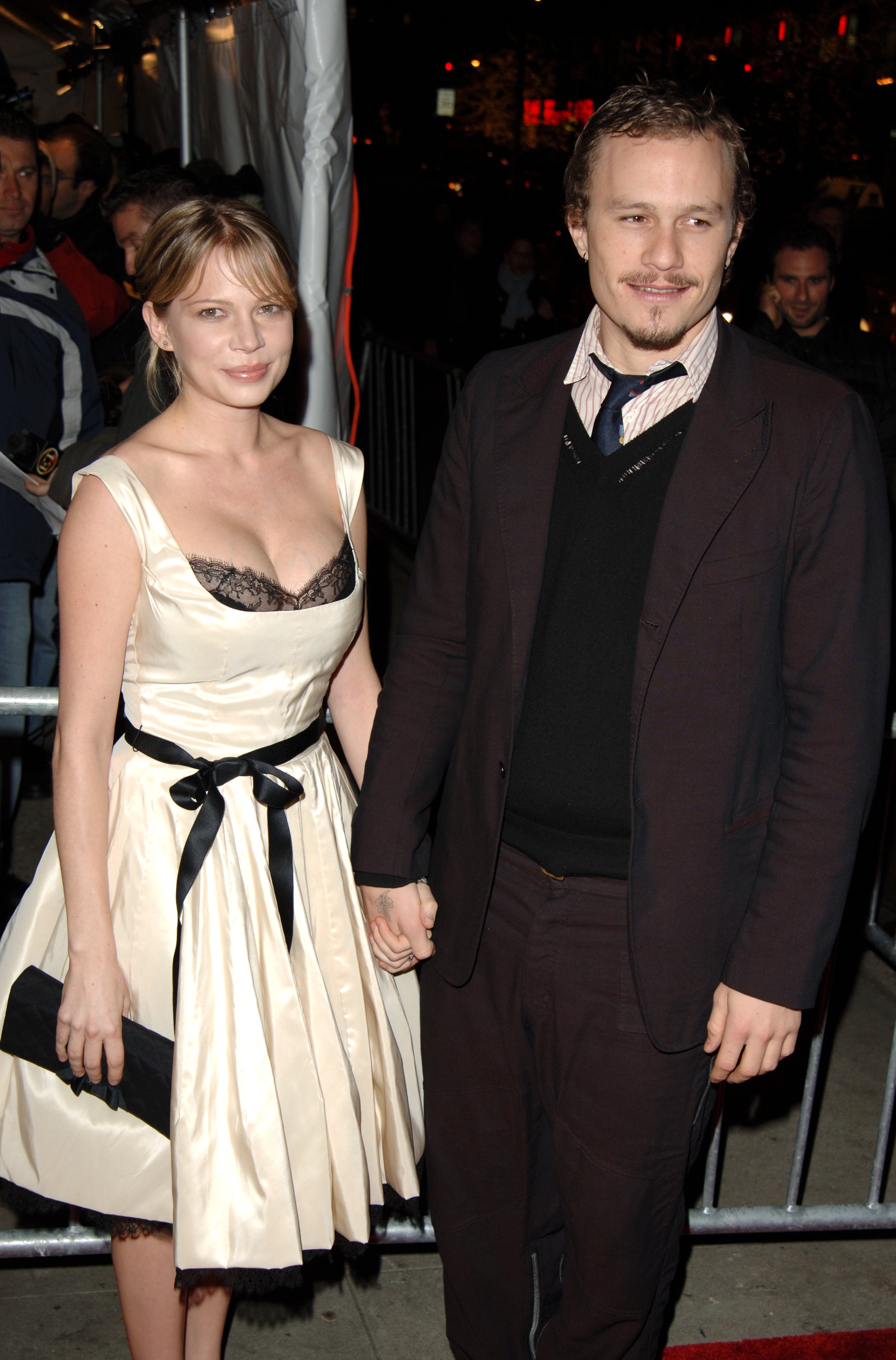 The actress and actor arrive at the premiere of "Brokeback Mountain," 2005 | Source: Getty Images