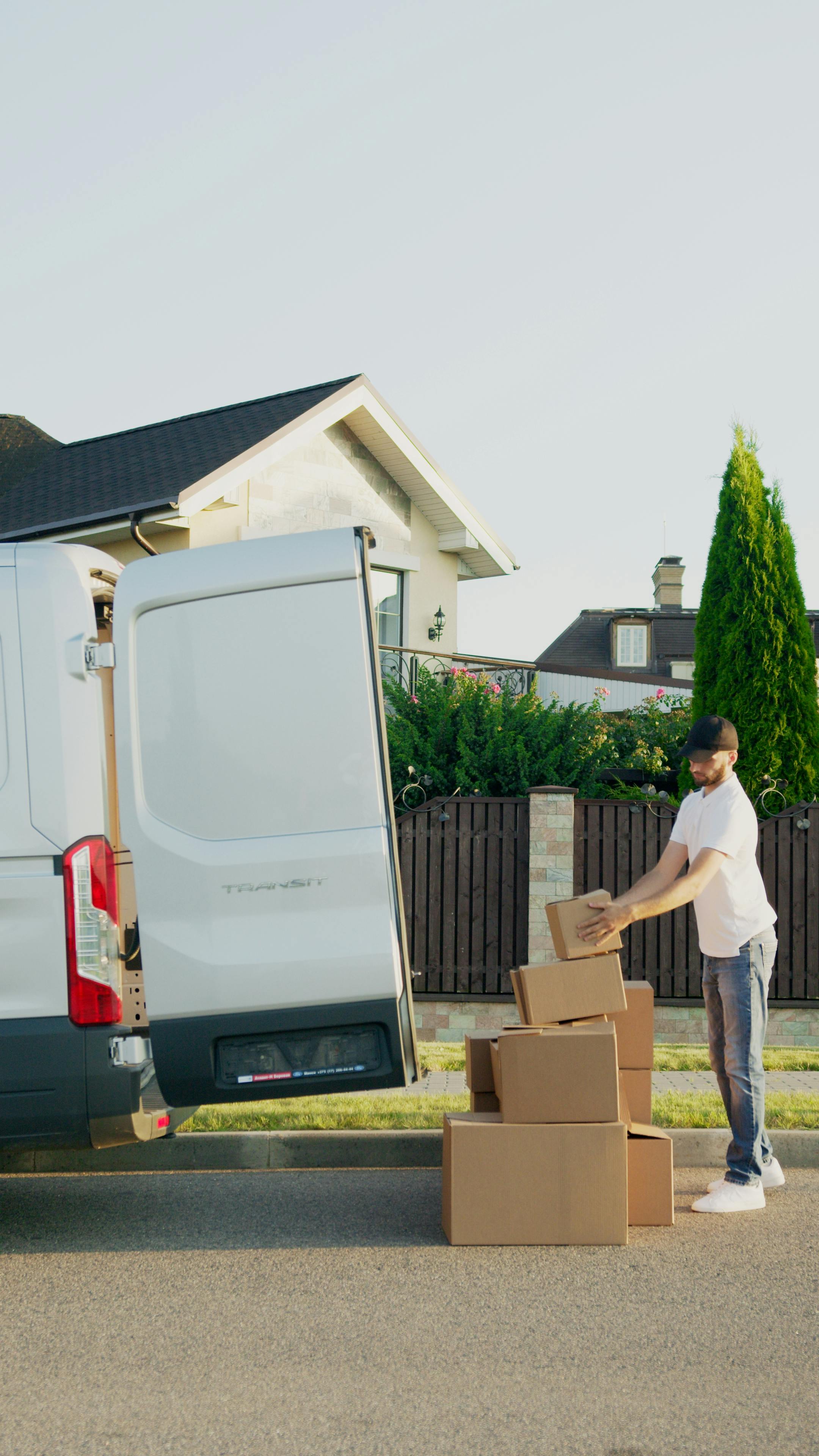 A man shipping packages | Source: Pexels