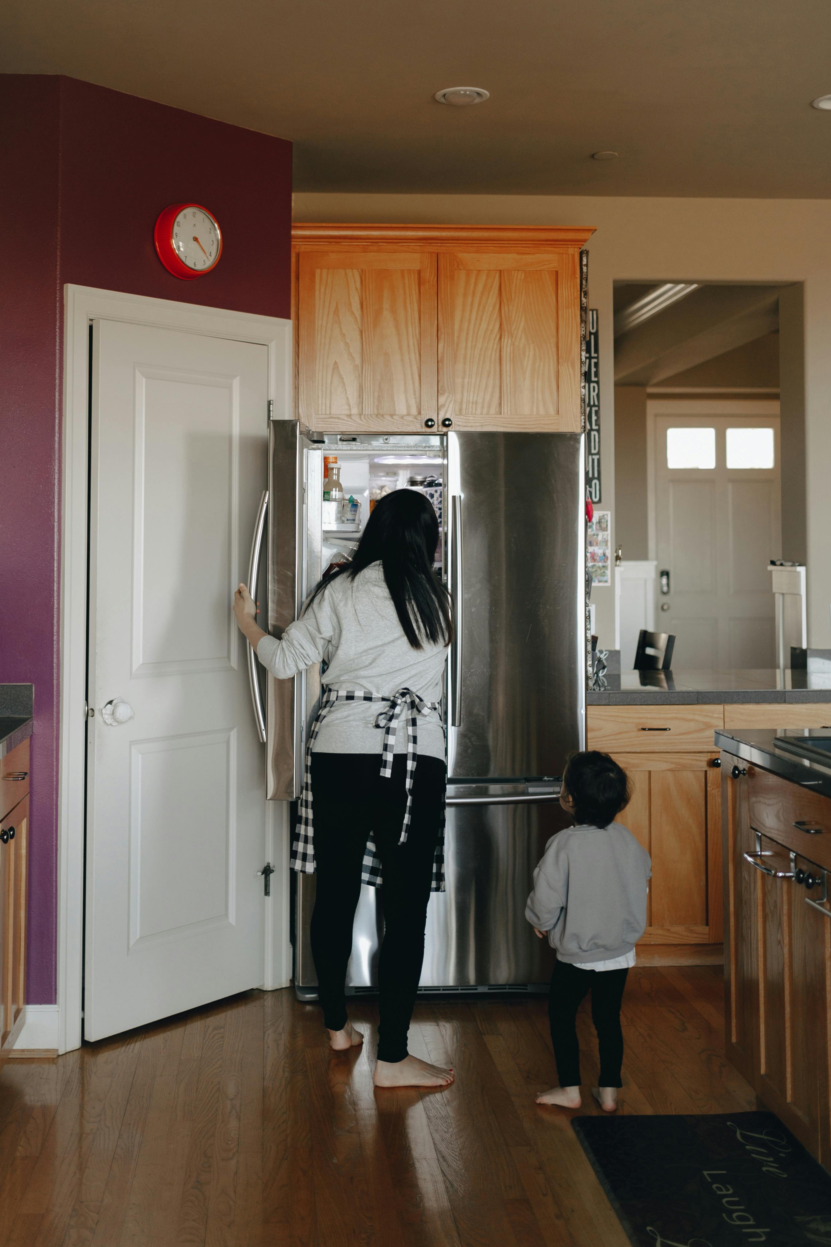 Young girl with her mother in the kitchen. For illustration purposes only | Source: Pexels