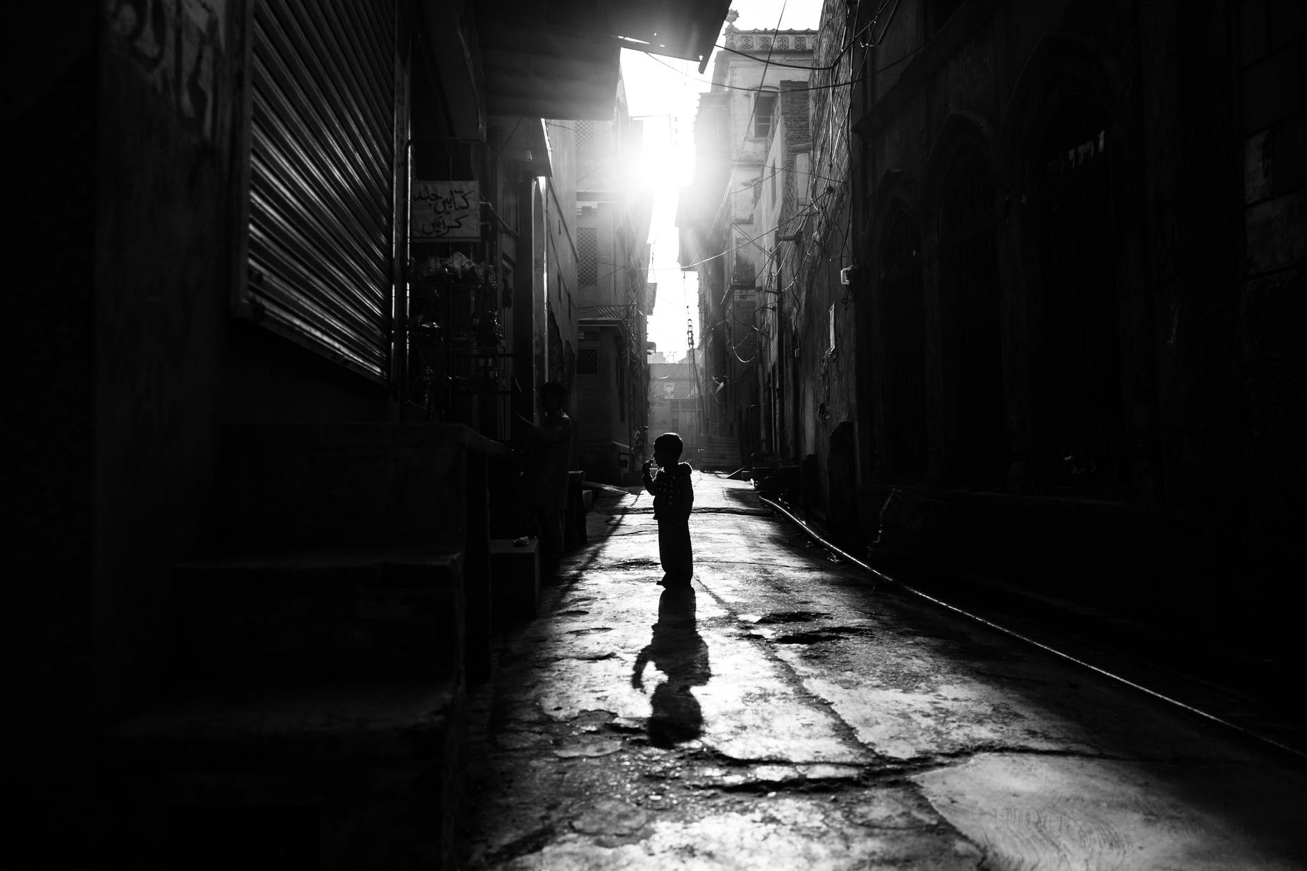 Niño en un callejón oscuro. | Foto: Pexels