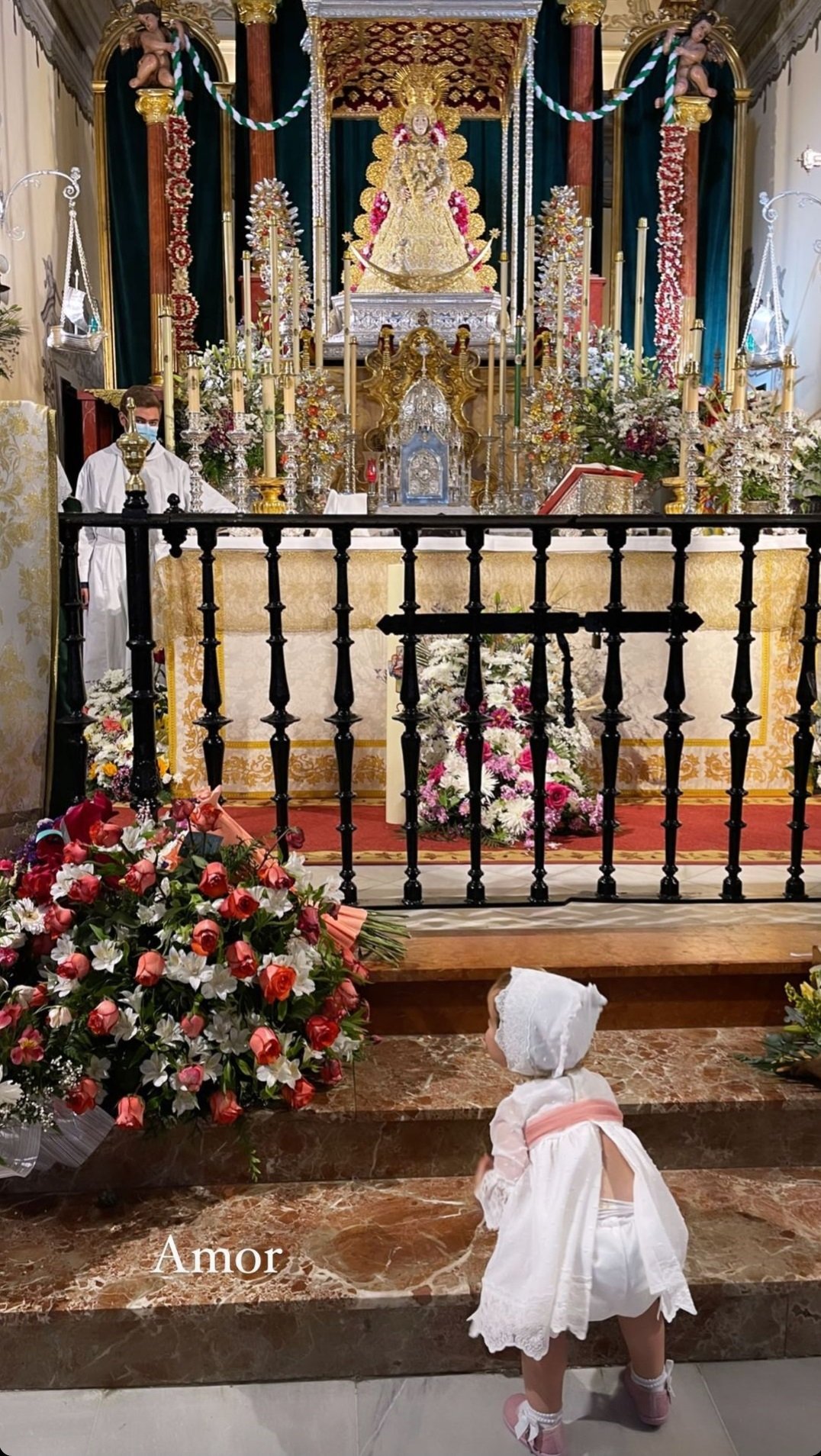 Lola frente al altar de la Virgen del Rocío. | Foto: Captura de pantalla de Instagram/tmoreno73