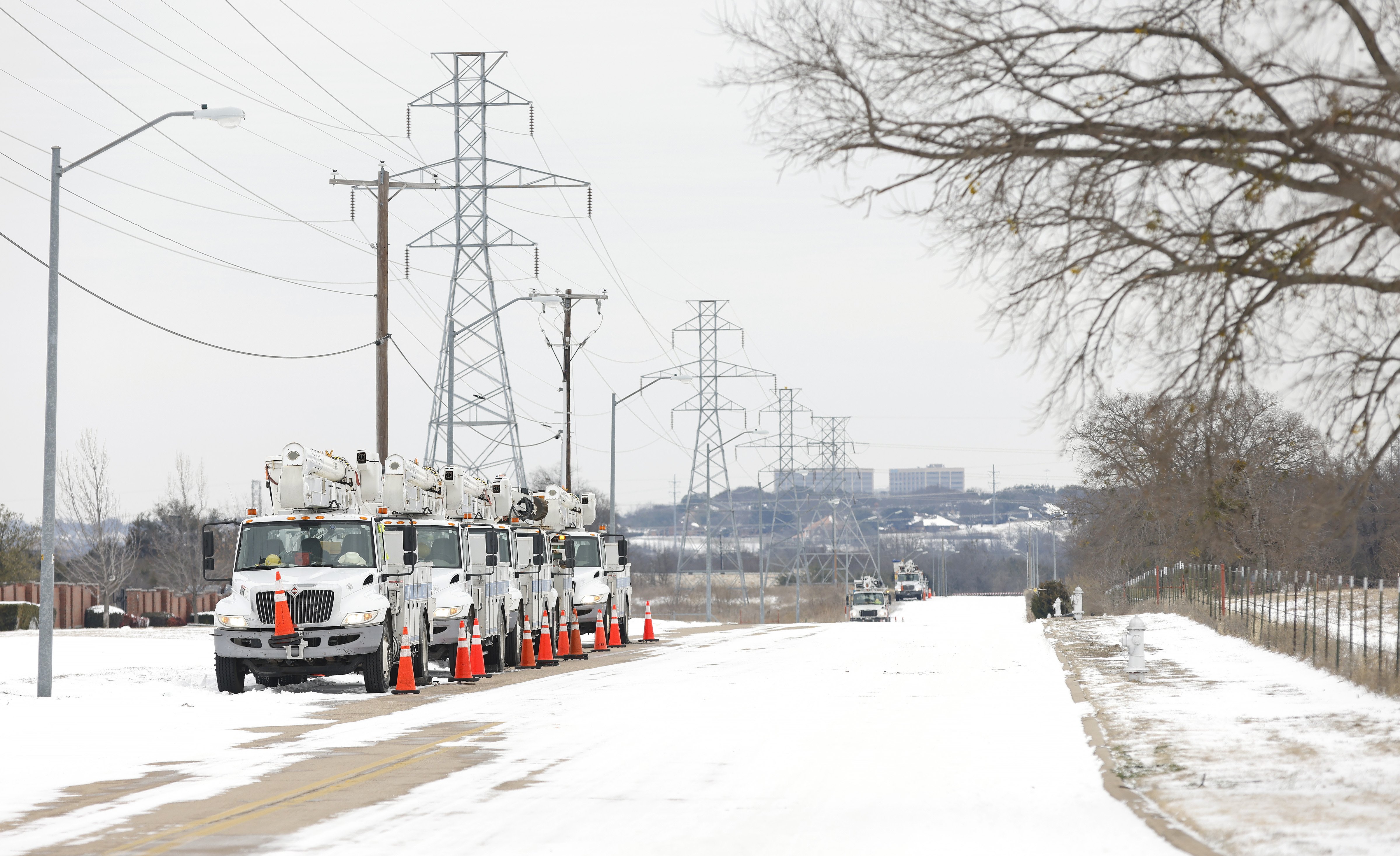 Pike Electric service trucks line up after the Uri snowstorm on February 16, 2021 | Photo: Getty Images