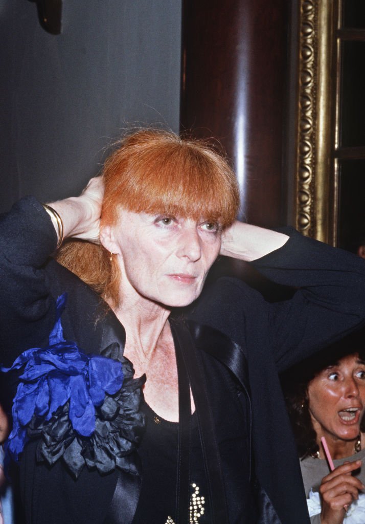 La créatrice de mode Sonia Rykiel prise le 24 juin 1982 à l'Ecole supérieure des Arts et Techniques de la Mode (ESMOD) à Paris. | Photo : Getty Images