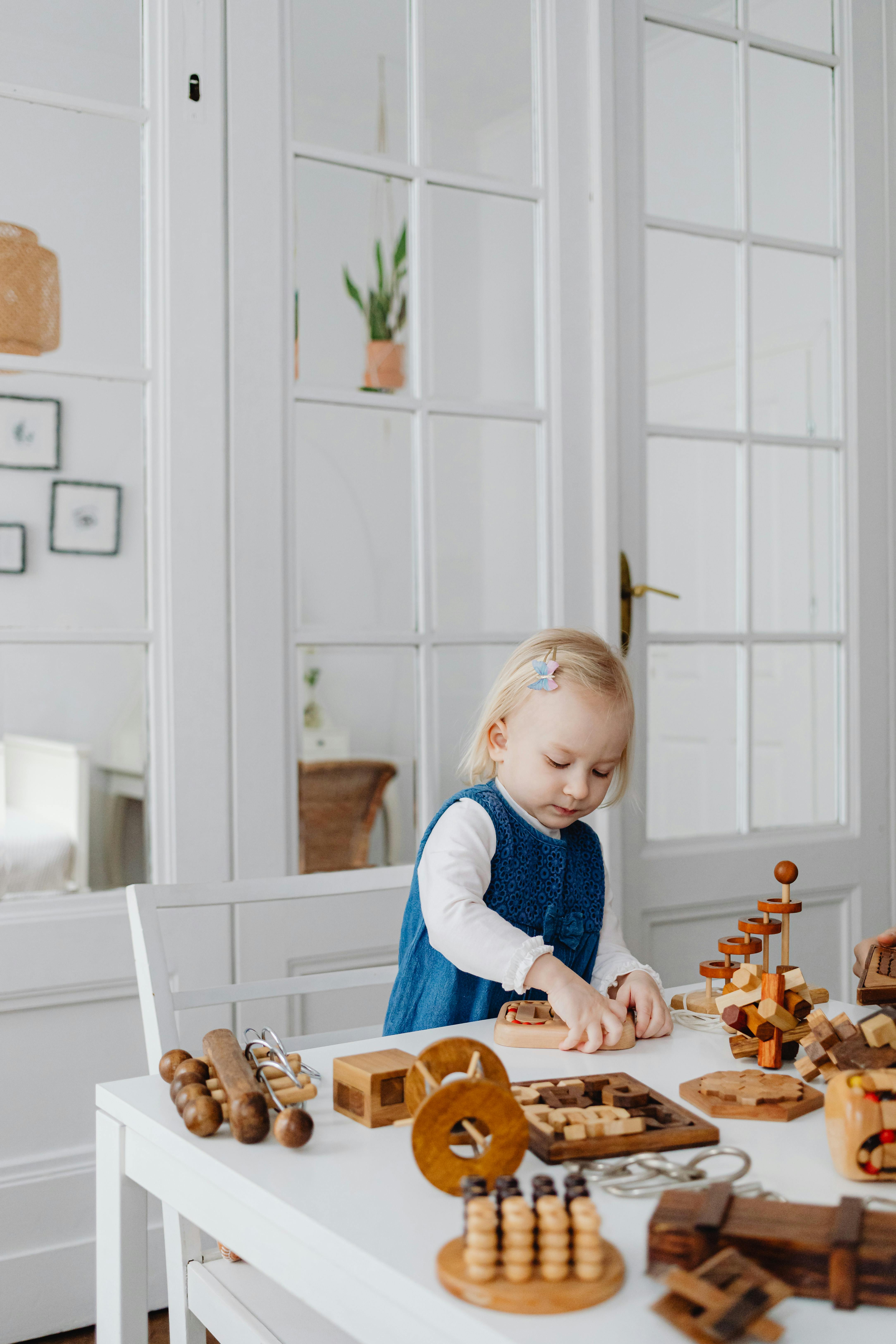 A child lost in her toys | Source: Pexels