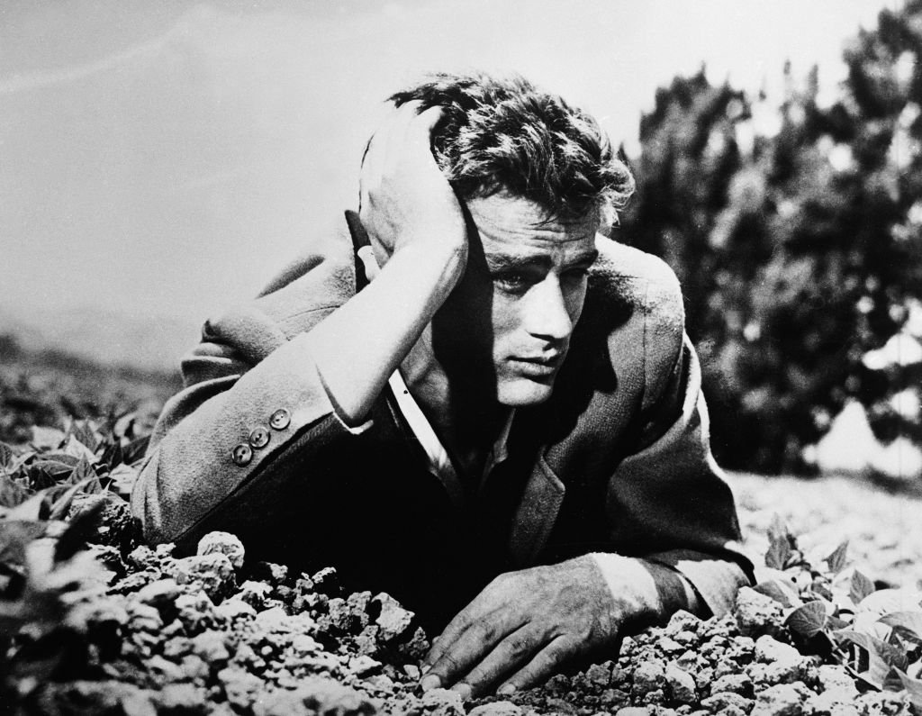 Der amerikanische Schauspieler James Dean (1931 - 1955) liegt mit dem Kopf auf der Hand in den 1950er Jahren im Dreck. (Foto von Hulton Archive) | Quelle: Corbis über Getty Images