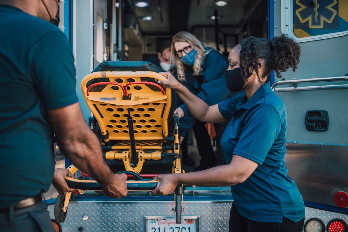 He explained everything to the paramedics and hoped the the pregnant woman would be ok. | Source: Pexels