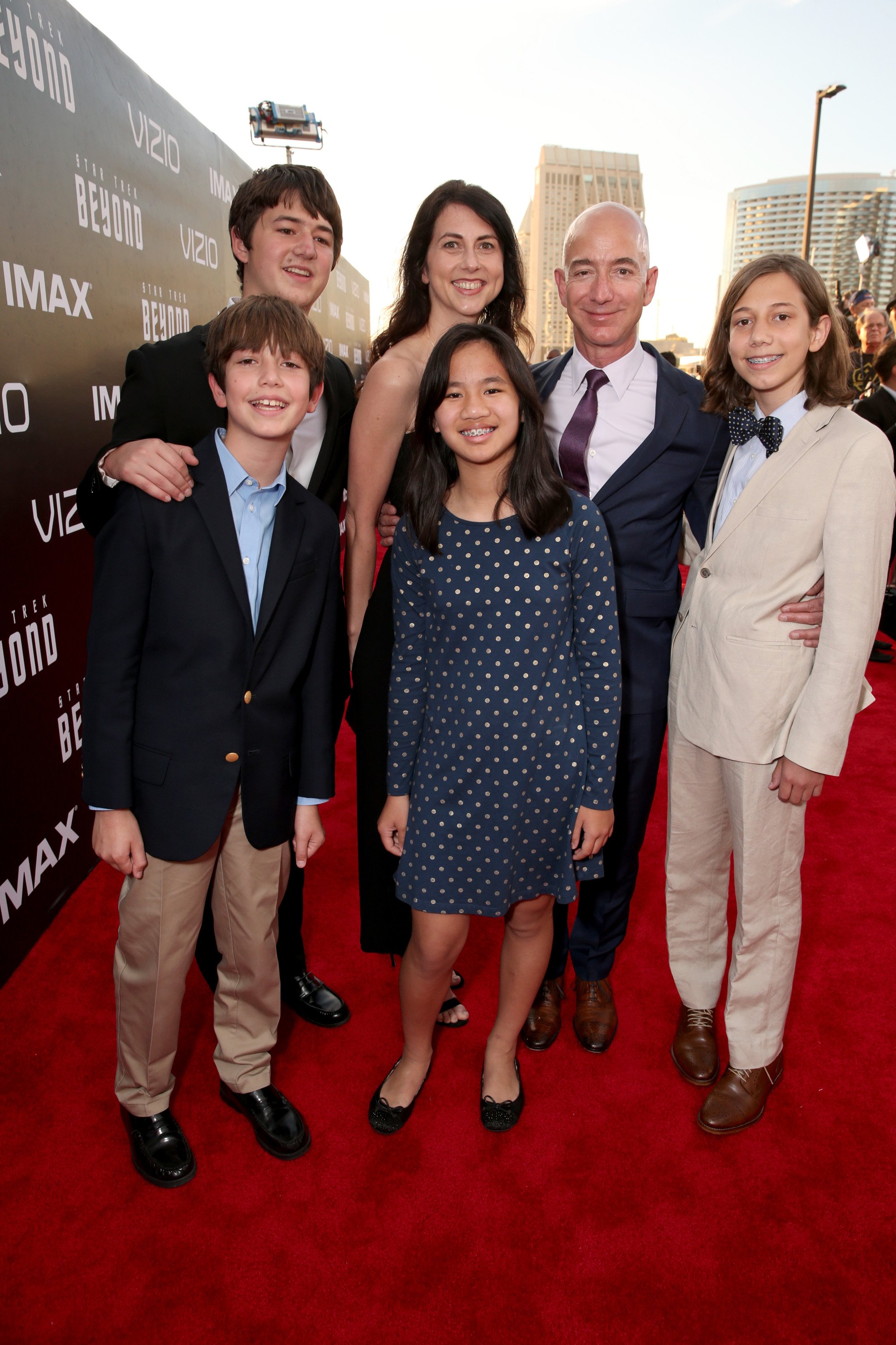 Jeff Bezos and his family at the premiere of "Star Trek Beyond" in California on July 20, 2016 | Source: Getty Images 