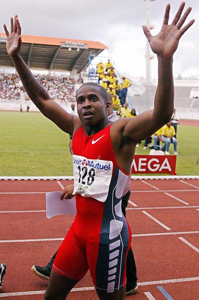 US sprinter Tim Montgomery celebrates after winning the 100m ahead of Nigerian Aaron Egbele and US Brian Lewis in the Grand Prix II meeting 25 April 2004 Fort de France, Martinique | Photo: Getty Images