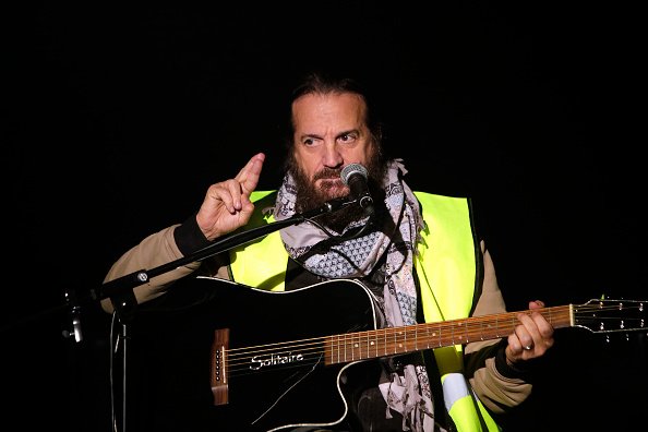 Francis Lalanne avec gilet jaune lors d'un concert au "Le Nez Rouge" le bateau de théâtre de Gerald Dahan à Paris, France le 12/08/2018. | Photo : Getty Images