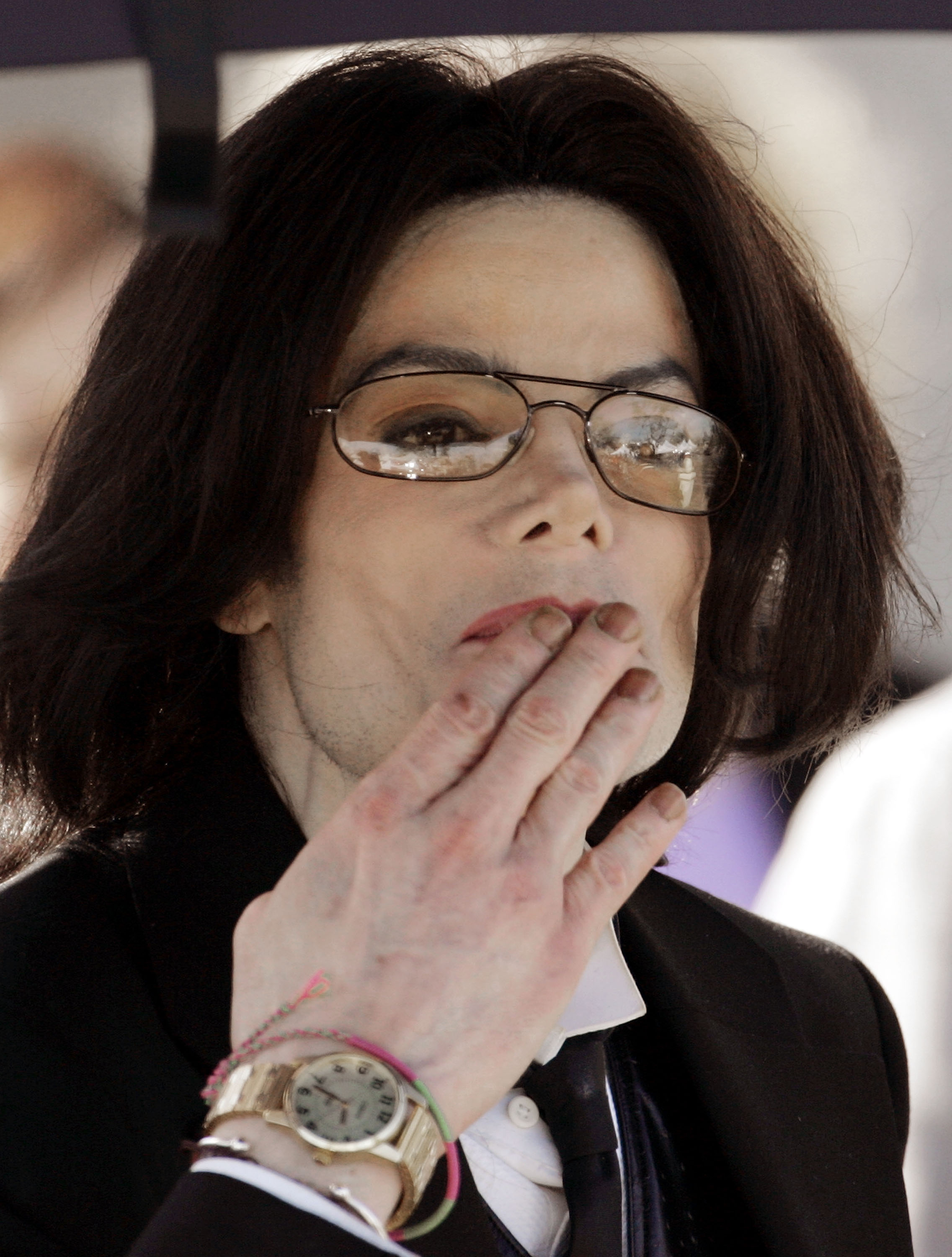 Michael Jackson leaving a courthouse in Santa Maria, 2005 | Source: Getty Images