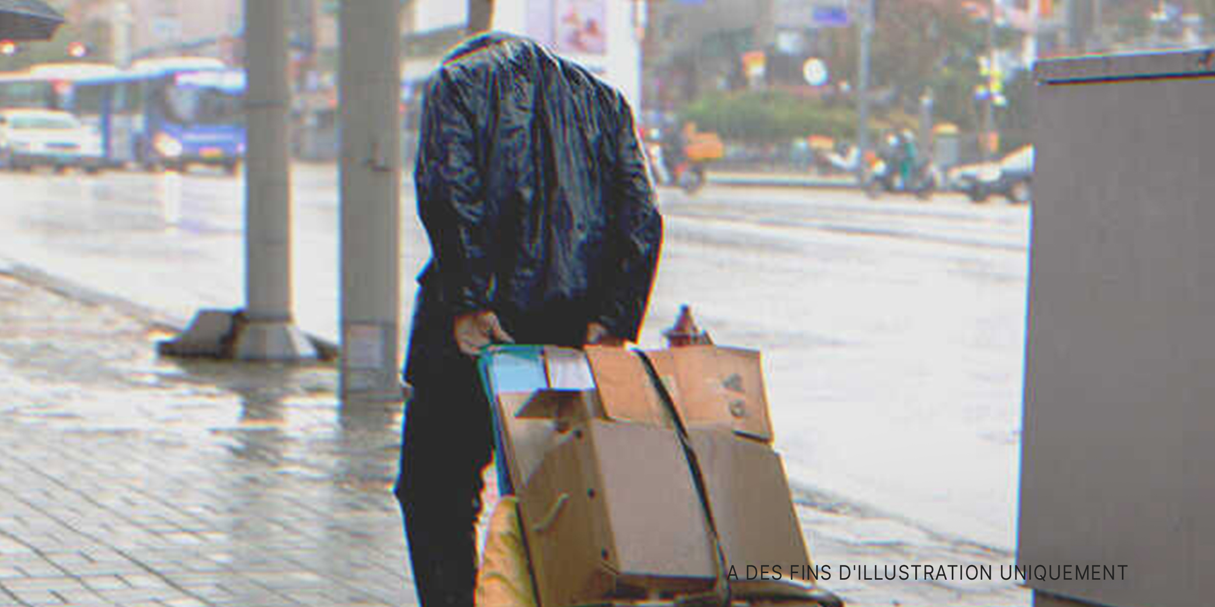 Un sans-abri tirant un chariot en carton | Source : Shutterstock