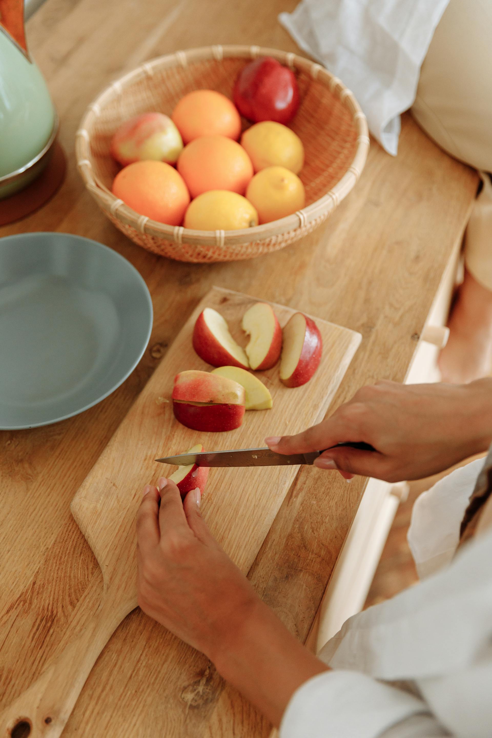 A person cutting up apples | Source: Pexels