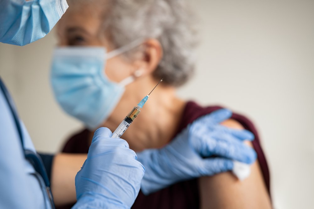 Mujer de la tercera edad recibiendo una inyección. | Foto: Shutterstock