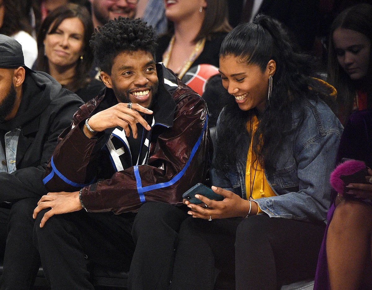 Chadwick Boseman junto a Taylor Simone Ledward en el NBA All-Star Game, 16 de febrero de 2020. | Foto: Getty Images