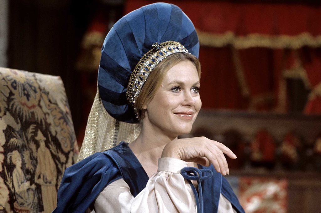Elizabeth Montgomery on the set of "Bewitched" Season 8, while vacationing in England Samantha frees a trapped nobleman from a painting, aired on March 4, 1971 | Photo: Getty Images