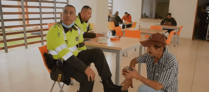 Police officers with Alfredo Suárez. | Source: youtube.com/Noticias Caracol