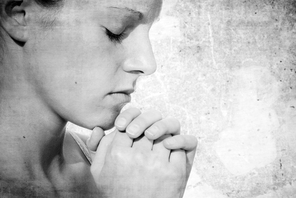 Mujer orando.| Fuente: Pixabay