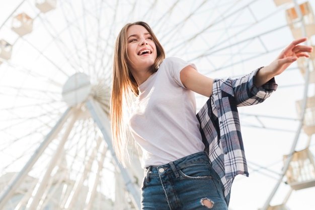 Mujer rubia en parque de atracciones. | Foto: Freepik Mujer rubia en parque de atracciones. | Foto: Freepik
